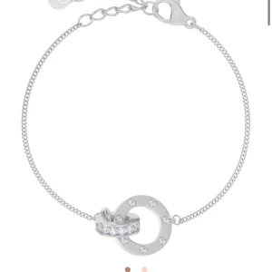 Silverfärgat armband med glittrande cirkeldetaljer - Stilrent armband i silverfärg med två cirkelformade hängen dekorerade med gnistrande stenar. Tunt kedjeband och justerbar längd med karbinlås. Perfekt för att addera lite extra glans till din look. Helt nytt! Aldrig använt!🥰