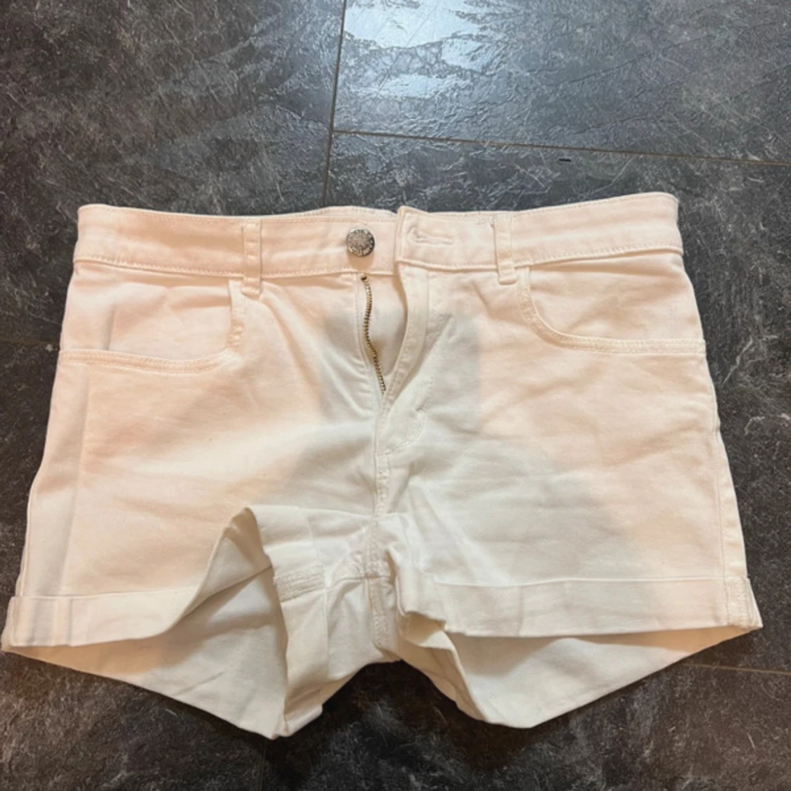 Vita jeansshorts från H&M
