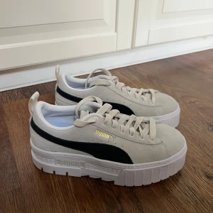 Puma sneakers  - Ljus beiga puma sneakers. Skorna är oanvända, säljer på grund av för små. 