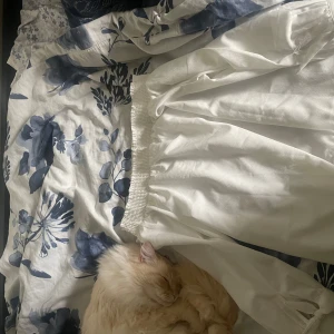 Vit blus off shoulder från Gina Tricot - Vit off shoulder blus från Gina Tricot. Tunt material perfekt till sommaren. Med små knut detaljerna på armarna och den lose fiten. Passar xs-s