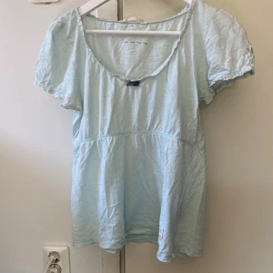 Odd Molly tröja - Supersöt ljusblå odd Molly tröja, tunt material, synligt använd men inga skavanker, bara att loggan har nötts ut lite (syns på bild), vet ej storlek men tippar på S