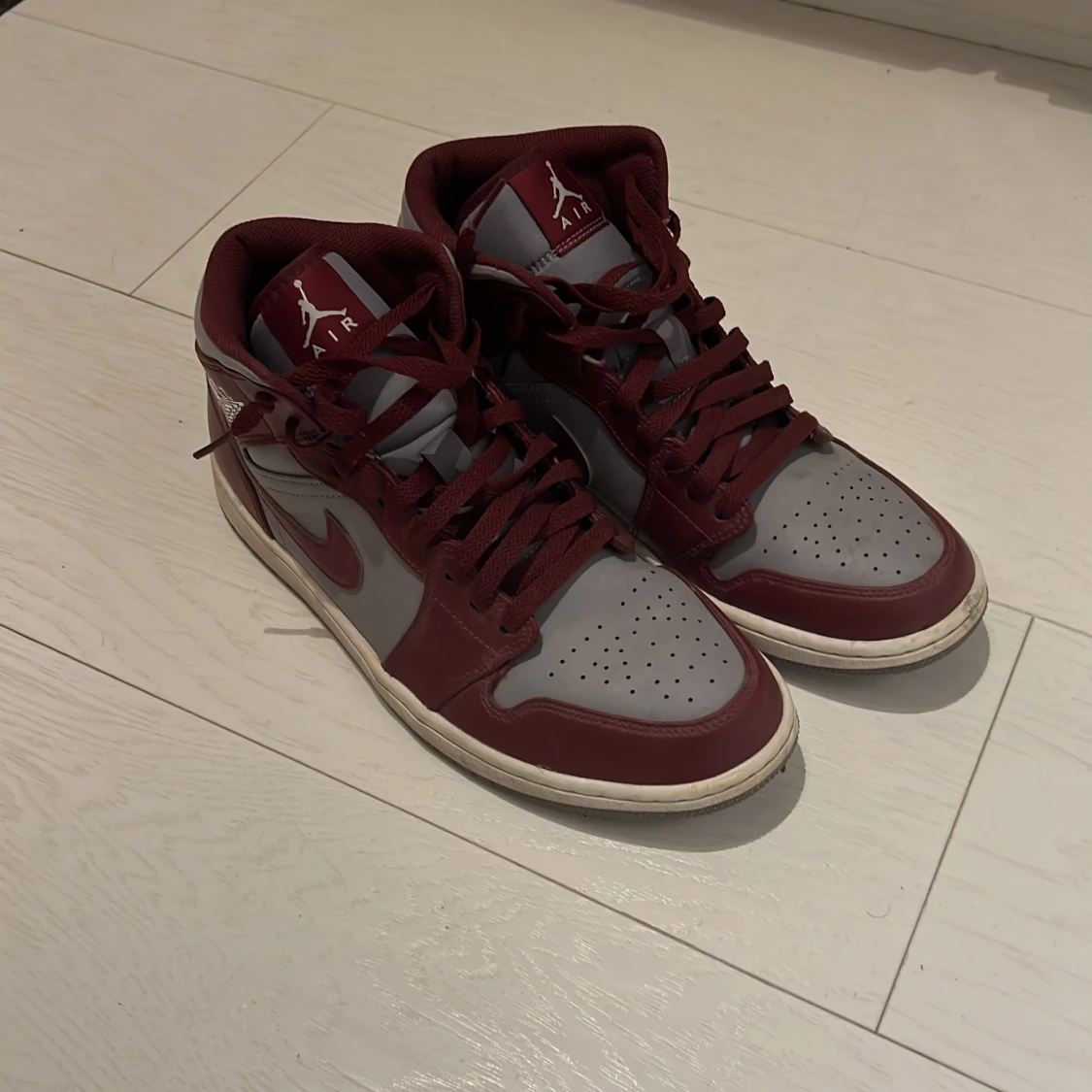 Nike Air Jordans i vinrött och grått