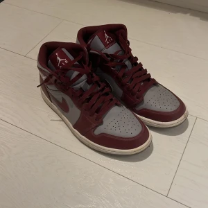 Nike Air Jordans i vinrött och grått - Jordan 1 i bra skick priset kan diskuteras.
