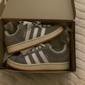Grå Adidas Campus  - Säljer ett par jätte fina campus i ett bra skick då det börjar blir för små för mig💛💛
