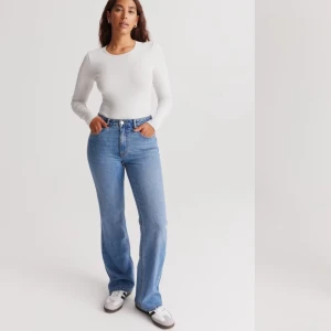 Blå straight jeans - Säljer mina favvo jeans från Gina då de tyvärr blivit för små. Älskar passformen de är midwaist men sitter under naveln och man kan ha klackar i dom😍