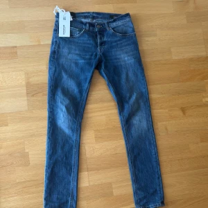 Ljusblå dondup jeans! (Helt äkta, finns alla bevis) - Helt äkta dondup jeans köpta på Farfetch! / skicket är nyskick endast testade! / passar 175cm och uppåt! / Nypris: ca 2800kr / DM för bild på!
