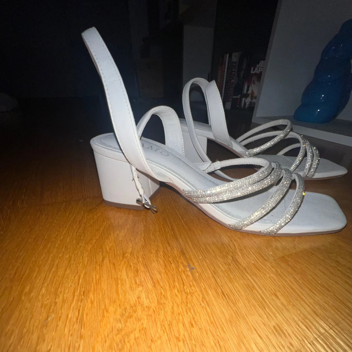 Vita sandaler med glittriga remmar från Tiamo - 2