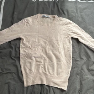 Beige tröja  - Säljer en stilren beige tröja från Zara med långa ärmar och dekorativa knappar vid ärmsluten. Perfekt för en elegant och avslappnad look. Kontakta gärna för fler bilder med tröjan på 💕 Tröjans stryks självklart innan den skickas iväg vid köp 💕