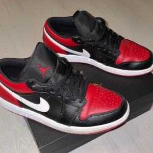 Nike Air Jordans i svart och rött - Snygga Nike Air Jordans i svart och rött med vit sula. Skorna har en klassisk design med snörning och den ikoniska Jumpman-loggan på plösen. Perfekta för dig som vill ha en stilren och sportig look. Ser helt  sprillans nya 