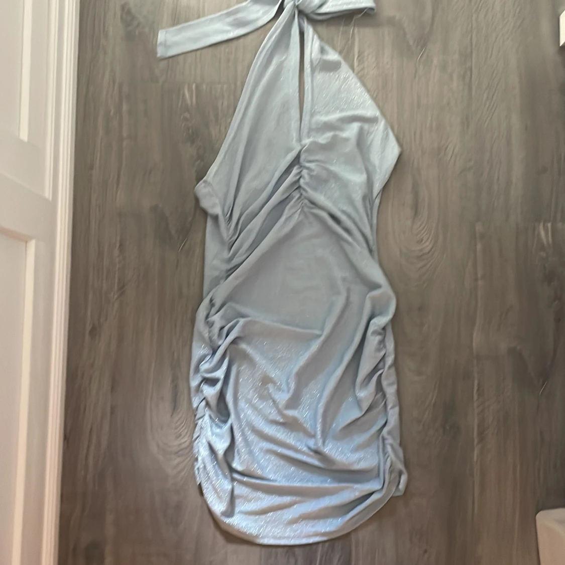 Ljusblå glittrig klänning