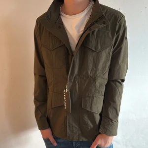 Fieldjacket från censured (helt ny) - Säljer nu denna riktigt feta fieldjacketen från censured i olivgrön färg | Jackan är lite tunnare vilket gör den perfekt för våren men även lite in till sommaren och även hösten | Storlek M | Skick 10/10 | Retail runt 2500 kr |Tveka inte att ställa frågor | Pris går att diskuteras vid snabb affär