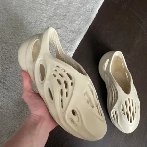 Yeezy foam runner - Helt nya använda en gång på semsester bara,