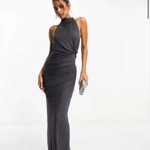 Balklänning/långklänning  - Aldrig använd! Säljer denna jättefina eleganta mörkgrå långklänningen med knyt i ryggen i mesh material. Endast testad, och är slutsåld! Perfekt till bal! Skriv för frågor, bilder osv 💕
