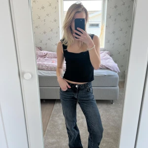 Svart/gråa midrise jeans  - Enkla midrise straight leg Zara jeans! Knappt använda :) 