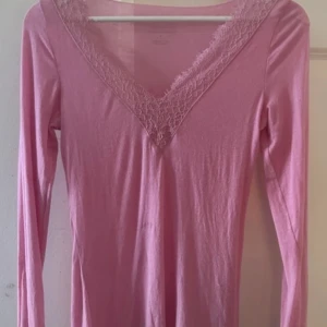 SLUTSÅLD rosa Intimissimi tröja med spets💗 - Superfin och går inte att köpa mera strl xs 569kr nypris från zalando
