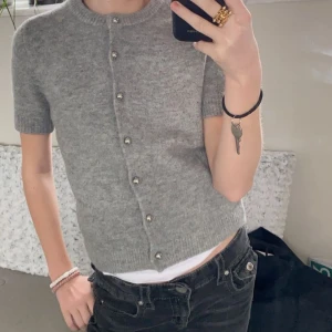 stickad kofta - En fin grå stickad T-shirt med pärlor som knappar. Tröjan är ifrån Zara och använd  max 3 gånger 💝💝