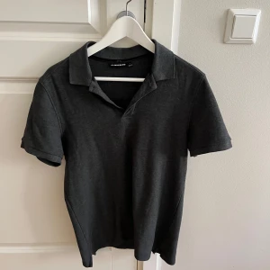 Mörkgrå pikétröja från J.Lindeberg - Säljer en mörkgrå pikétröja från J.Lindeberg. Säljer den då jag inte använder den längre. Cond 9/10 i Size S 