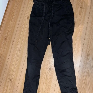 Housut - Naisten mustat housut. Vyötäröllä on kiristysnyöri. Edessä taskut molemmin puolin. Koko S Kissatalous MMM Mikäli hinta ei miellytö tarjoa rohkeasti Katsothan myös muut ilmoitukseni!!