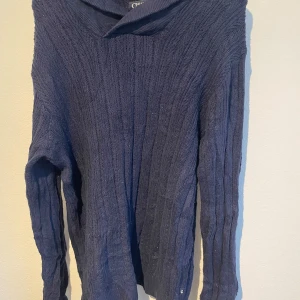 Marinblå stickad tröja - Fin stilren tröja som är använda väldigt fåtal gånger alltså väldigt bra skick, de är bra material. Varan kommer skickas inom 24 timmar från att du köpt plagget📦