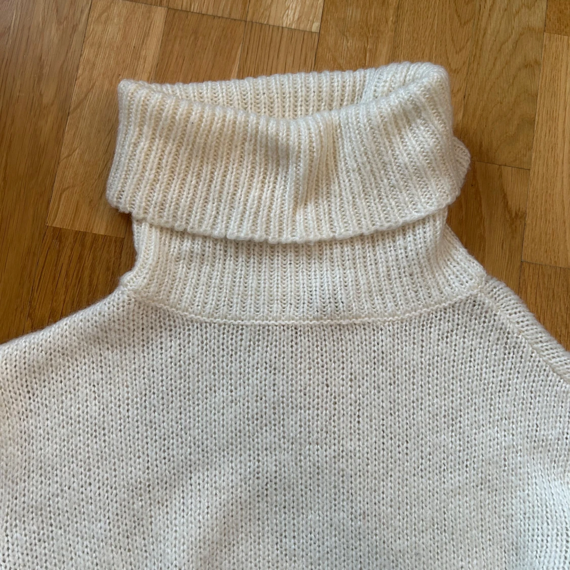 Vit stickad polotröja - 2