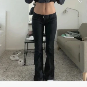 Svarta lågmidjade jeans - Säljer dessa lågmidjade jeansen då dem inte kommer till användning, dem är nedsydda till lågmidjat (Lånade Bilder från förra ägaren!!) kolla mått på bilder🥰Dem är omsydda till XS men går att sprätta upp till S/M💕