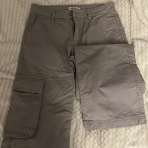 Grå cargobyxor från Gina tricot. 🩶 - Säljer ett par grå cargobyxor från Gina tricot. Har fickor på sidorna.  🐘