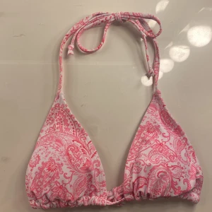 Rosa mönstrad bikini - Jätte fin bikini från shein, oanvänd och säljer pga fel storlek! Överdelen och underdelen är i storlek XS. Man knyter i nacken och ryggen på överdelen och på sidorna på underdelen💕