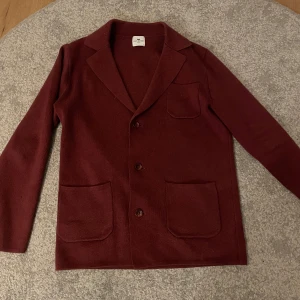 John henric cardigan  - Säljer min cardigan/kavaj i ull material, väldigt fin knappt använd. Passar perfekt nu till våren. Kom privat för mer info!