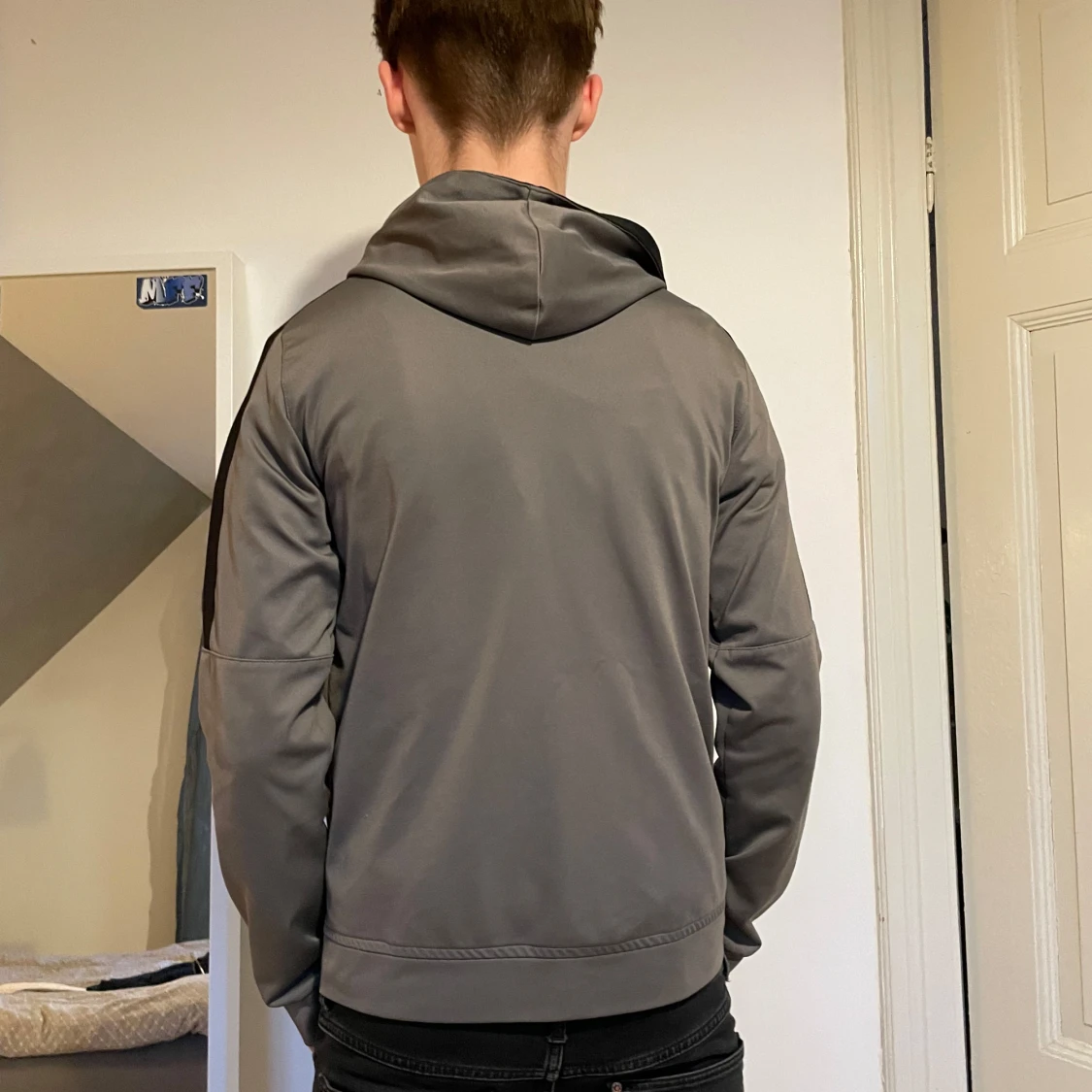 Grå/ grön hoodie från Nike - 2
