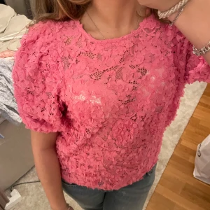 Rosa blommig blus - Säljer en söt rosa somrig blus med korta ärmar och blommigt mönster. öppen för byten och pris går att diskutera!🥰