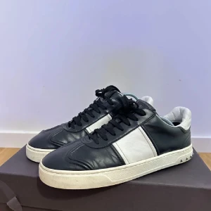 Valentino flycrew - Extremt feta valentino flycrew i jättebra skick. Box ingår. Storlek 42 men passar 43 också.  Pris går att diskutera.