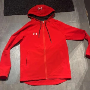 Under armour windbreaker  - Ny windbreaker i bra skick, perfekt nu för våren. Priset är ej hugget i sten, hör gärna av dig vid funderingar!