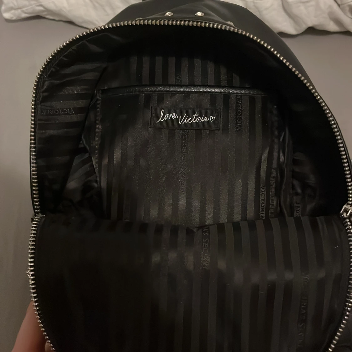 Svart ryggsäck med strassdetaljer från Love Victoria - 3