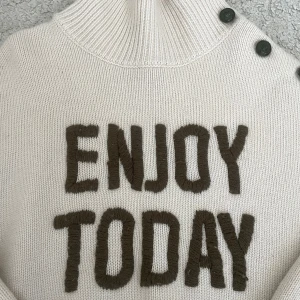 Zadig & Voltaire tröja  - Super cool och trendig tröja från Zadig & Voltaire. Den har en snygg polo hals men med knappar så den kan knäppas ner! 🌟(barn storlek)