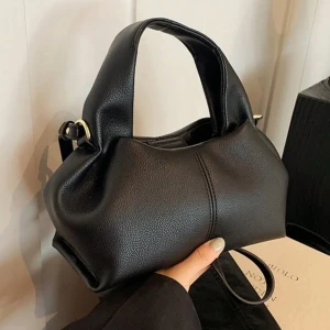 Svart väska  - Säljer denna fina väska som är helt ny och aldrig använd!💗