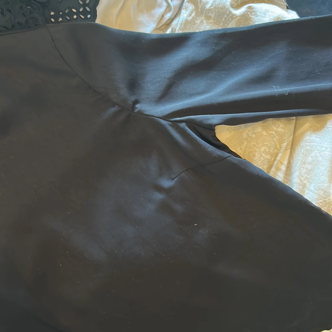 Svart blus med långa ärmar - 4