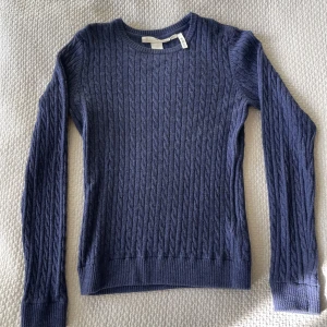 Mörkblå Stickad Tröja  - ‼️lånad bild! en jättefin mörkblå stickad tröja från H&M i perfekt skick! 💞