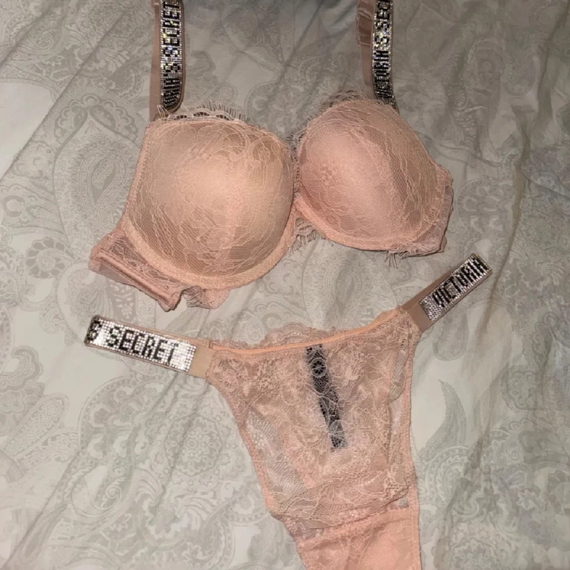 Rosa spetsunderkläder från Victoria’s secret  - 1