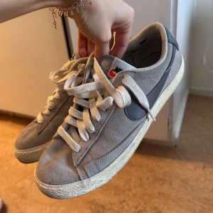 Nike skor - Gråa sneakers från nike, lite smuts på det vita som enkelt går att torka bort💕