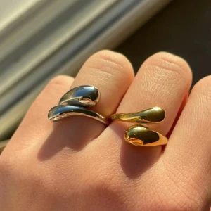 Drop Ring - Linbergs Drop ring, i rostfritt stål med silver och 18k guldplätering,  justerbar storlek så de passar alla fingrar. Köp via vår hemsida www.linberg.se ☺️ eller skriv här på Plick så kan jag lösa en ny annons för köp 