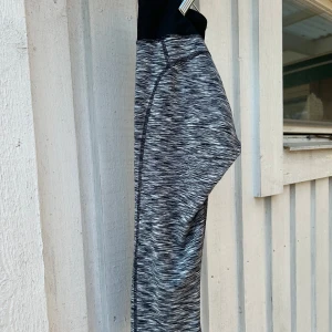 Träningstights - Använd fåtal gånger och så gott som i nyskick. Säljes då de inte kommer till användning.