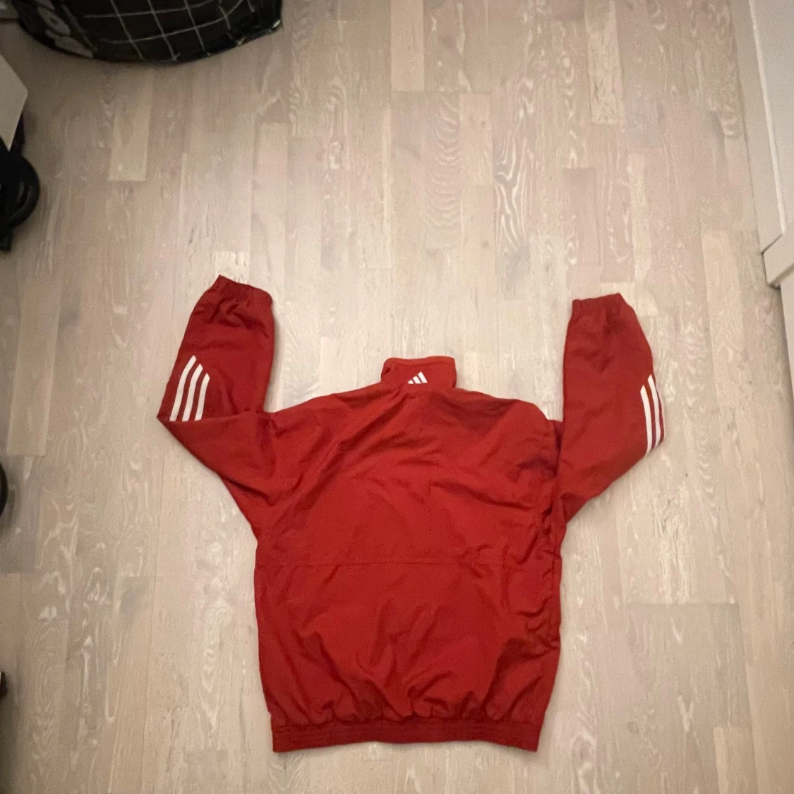 Röd vindjacka från Adidas - 1