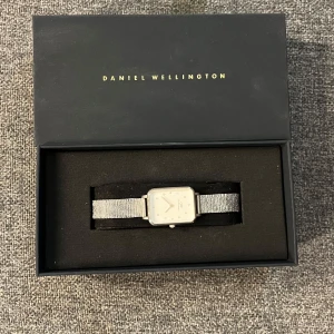 Daniel Wellington klocka - Jättesnygg silverklocka från Daniel Wellington i jättefint skick! Kontakta vid intresse eller andra frågor. Använd gärna ”köp nu”!⚡️