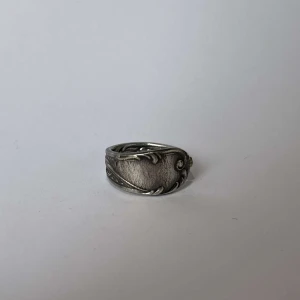 Silverring med dekorativa detaljer - Elegant silverring med vackra dekorativa detaljer som ger en unik och stilfull look. Perfekt för att lägga till en touch av elegans till din outfit.