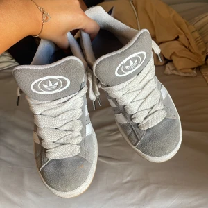 Gråa Campus 00s - Gråa campus från adidas storlek 38 i bra skick! Fråga om mer bilder vid intresse samt kommer i orginalförpacking! Kan såklart diskutera priset