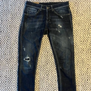 DONDUP GEORGE JEANS - Tjena! Säljer nu ett par tvär feta Dondup jeans! | Skick 9,5/10 sjukt bra! | Nypris ca 3500kr | Mitt pris 1055 | Kom gärna pm vid frågor eller funderingar 