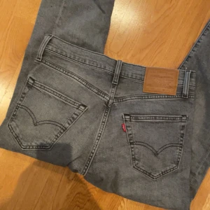 Levis jeans - Säljer mina gråa Levis 502 jeans i storleken 29/32. Nypris runt 1100. Fint skick, hör av er vid frågor eller funderingar