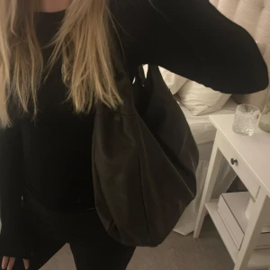 Brun väska i skinn - Brun skinn väska köpt i Florens, Italien 🩷super snygg & trendig, köpt för 100€.  