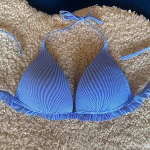 Blå och vit randig bikini från Calzedonia - Fin bikini från Calzedonia som ej kommit till användning! Köpt på plick men har inga defekter! Står ingen storlek men är som M/L
