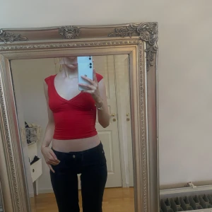 Superfin röd topp - Säljer den här super fina röda toppen som är perfekt till sommaren, jag har tyvärr aldrig fått användning av det💖 skriv gärna till mig för mer info